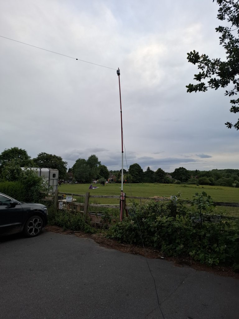 Temporary mast with end fed half wave aerial